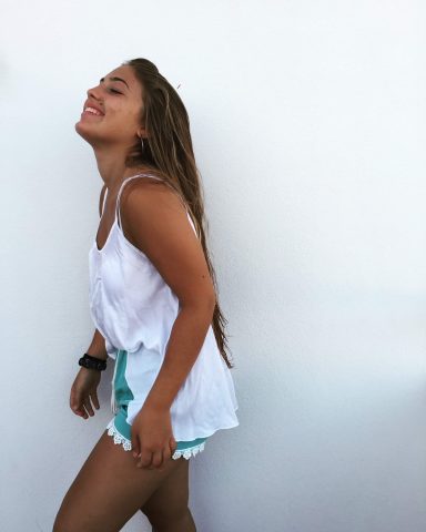 top blanco y shorts